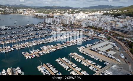 Photo datée de mai 2024 montrant la ville et le port de Santa Eulalia (Santa Eulària des Riu) à Ibiza. Banque D'Images