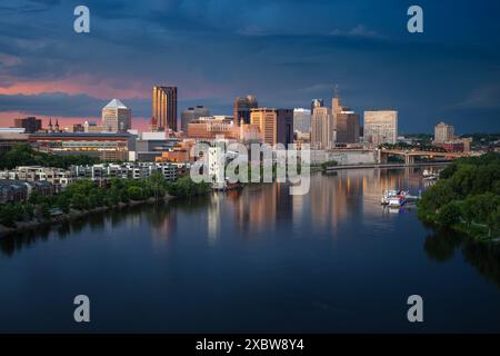 Saint Paul, Minnesota, États-Unis. Image de paysage urbain aérien du centre-ville de Paul, Minnesota, USA avec reflet de la ligne d'horizon dans le fleuve Mississippi à tempête Banque D'Images