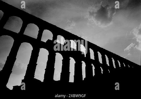 Segovia , pont de l'aqueduc sur la plaza del Azoguejo, Espagne L'aqueduc de Ségovie (espagnol : Acueducto de Segovia) est un aqueduc romain situé à Ségovie, en Espagne. Il a été construit autour du Ier siècle après JC pour canaliser l'eau des sources dans les montagnes à 17 kilomètres (11 miles) vers les fontaines de la ville, les bains publics et les maisons privées, et a été utilisé jusqu'en 1973. Sa section surélevée, avec son arcade complète de 167 arches, est l'un des ponts aqueducs romains les mieux conservés et le symbole le plus important de Ségovie, comme en témoigne sa présence sur les armoiries de la ville. La vieille ville de Ségovie et l'aqueduc, Banque D'Images