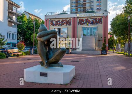 Vue extérieure de l'hôtel de ville de Maurepas, France, dans le département français des Yvelines, avec une statue du sculpteur Gérard Ramon au premier plan Banque D'Images