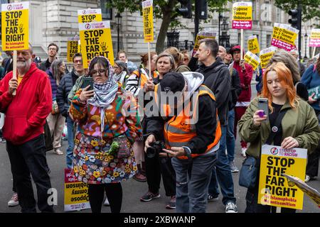 Londres, Royaume-Uni. 1er juin 2024. Des antiracistes assistent à une contre-manifestation à Whitehall appelée par Stand Up to Racism pour s'opposer à une manifestation de Tommy Robinson, l'ancien chef de la Ligue anglaise de défense, sur la place du Parlement. Crédit : Mark Kerrison/Alamy Live News Banque D'Images