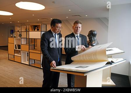 New York, États-Unis. 12 juin 2024. Le président de l'agence de presse Xinhua, Fu Hua, rencontre Paul Bascobert, président de Reuters, à New York, aux États-Unis, le 12 juin, 2024. Fu Hua s'est entretenu mercredi avec Paul Bascobert sur la promotion de la coopération et sur des sujets d'intérêt mutuel. Crédit : Li Rui/Xinhua/Alamy Live News Banque D'Images