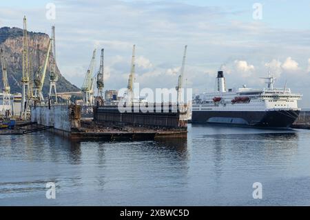 12 juin 2024 : le ferry GNV Azzurra, âgé de 40 ans, accueille des centaines de policiers transférés du navire de croisière Goddess of the Night, initialement affrété pour héberger plus de 2 000 membres de la sécurité lors du sommet du G7 à Brindisi, en Italie, mais cela est retenu par la justice italienne en raison des allégations du syndicat des carabiniers sur les problèmes d'hygiène et d'hébergement à bord du navire âgé de 20 ans. Connu sous le nom de Costa Magica, le navire de croisière a été vendu à Greek Holding SeaJets en 2023. Bientôt renommé Mykonos Magic, le navire devrait commencer une nouvelle carrière en juillet avec Neonyx Cruises. Crédit : Kevin Izorce/Alamy Live News Banque D'Images