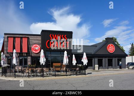 Ottawa, Canada - 9 juin 2024 : Chalet suisse de style chalet à Kanata, une banlieue d'Ottawa. Swiss Chalet est une chaîne de restauration décontractée populaire. Il a été fondé Banque D'Images