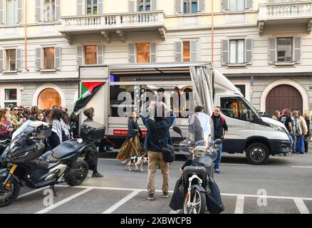 Un dj set van vendant des extraits de fruits passant à Corso Venezia lors du défilé antifasciste du 25 avril, jour de la libération, Milan, Lombardie, Italie Banque D'Images