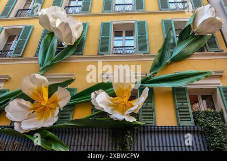 Décoration florale tridimensionnelle avec d'énormes tulipes sur la façade du magasin Ralph Lauren situé via della Spiga, Milan, Lombardie, Italie Banque D'Images