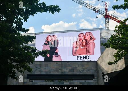 Panneau publicitaire de la maison de haute couture Fendi avec les modèles Kate et Lila Moss, sur la façade d'un bâtiment en rénovation, Milan, Italie Banque D'Images