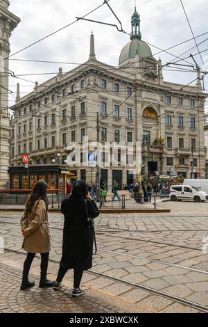 Piazza Cordusio avec l'historique Assicurazioni Generali ou Venezia Palace (1901), transformé en hôtel de luxe en 2023, Milan, Lombardie, Italie Banque D'Images