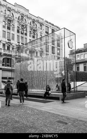 Extérieur du magasin phare Apple, avec la spectaculaire fontaine de cristal et l'entrée souterraine, dans la Piazza Liberty centrale, Milan, Italie Banque D'Images