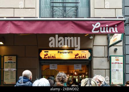 Devant la populaire boulangerie Luini, ouverte en 1949 à une courte distance de la cathédrale de Milan et célèbre pour sa cuisine de rue panzerotti, Milan, Italie Banque D'Images