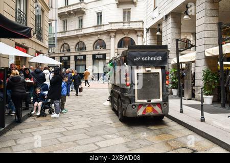 Petit véhicule pour le nettoyage des rues devant un restaurant dans la via Ragazzi del 99, centre historique de Milan, Lombardie, Italie Banque D'Images