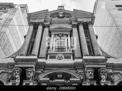 Vue en bas angle de l'église médiévale de San Raffaele, décorée de têtes masculines, dans le centre historique de Milan, Lombardie, Italie Banque D'Images