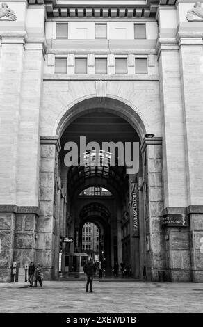 N&B Entrée voûtée de la galerie marchande Galleria del Corso depuis Piazza Cesare Beccaria dans le centre historique de Milan, Lombardie, Italie Banque D'Images