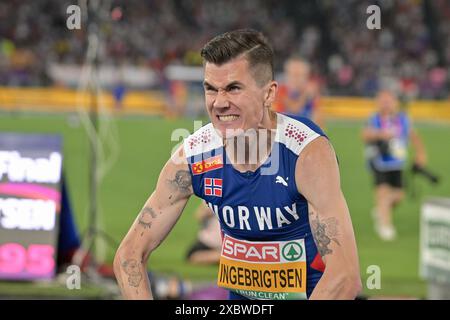 Roma, Italie. 12 juin 2024. Stade Olympique, Rome, Italie - Jakob INGEBRIGTSEN de Team Norway célèbre la médaille d'or de la finale masculine du 1500 m lors de la Journée des Championnats d'Europe d'athlétisme 2024 6, 12 juin 2024 (photo de Roberto Ramaccia/Sipa USA) crédit : Sipa USA/Alamy Live News Banque D'Images