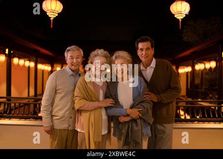Amis seniors dans un parc au crépuscule Banque D'Images