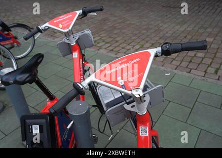 Hambourg, Allemagne. 05 juin 2024. Les vélos de ville sont garés à une station de vélo de ville. Crédit : Marcus Brandt/dpa/Alamy Live News Banque D'Images