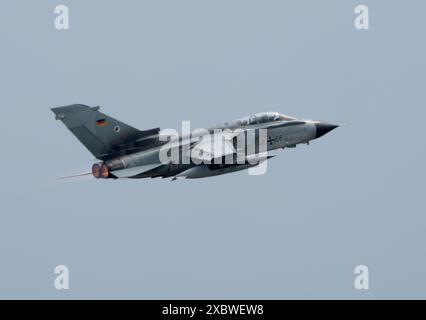 Jagel, Allemagne. 11 juin 2024. Un avion de chasse allemand Tornado décolle lors de la manœuvre de l'armée de l'air de l'OTAN « Tiger Meet » sur le terrain de la Tactical Air Force Wing 51 « Immelmann ». Onze pays membres de l'OTAN, ainsi que la Suisse et l'Autriche, participent à l'exercice OTAN "Tiger Meet". Environ 60 avions et hélicoptères devraient y participer en juin. Environ 1100 soldats supplémentaires seront sur place. Tactical Air Force Wing 51 'Immelmann' célèbre son 30e anniversaire dans le cadre de cet exercice majeur. Crédit : Marcus Brandt/dpa/Alamy Live News Banque D'Images