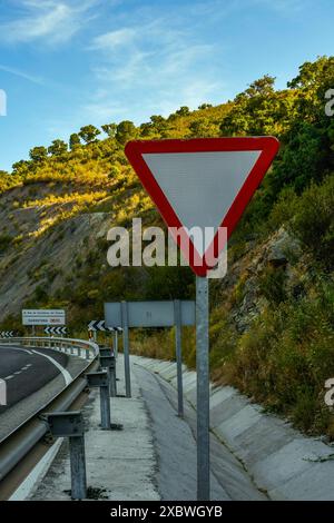 Signes de priorité, le signe de rendement est un triangle équilatéral blanc avec une bordure rouge, N-420, Fuencaliente, Province de Ciudad Real, Espagne Banque D'Images