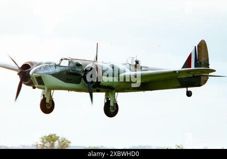 Bristol Blenheim IV R3821, G-BPIV, dans le schéma de couleurs de la Royal Air Force comme UX-N. Il vole pour la première fois après la restauration à Duxford le 28 mai 1993 et est exposé à des spectacles aériens jusqu'à être gravement endommagé lors d'un atterrissage lourd à Duxford en août 2003. La cellule a été reconstruite au fil du temps avec un nez MkI court et a volé à nouveau en 2014 sous le nom de L6739. Ici volant au spectacle aérien de Duxford le 2002 mai Banque D'Images