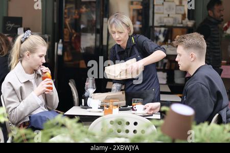 Bergame, Italie. 13 juin 2024. Profils les plus demandés : employés de restaurant, employés de comptoir et chefs. La demande s'est concentrée en Lombardie et dans des destinations touristiques comme les montagnes, les lacs et les villes. Crédit : Agence photo indépendante/Alamy Live News Banque D'Images