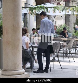 Bergame, Italie. 13 juin 2024. Profils les plus demandés : employés de restaurant, employés de comptoir et chefs. La demande s'est concentrée en Lombardie et dans des destinations touristiques comme les montagnes, les lacs et les villes. Crédit : Agence photo indépendante/Alamy Live News Banque D'Images