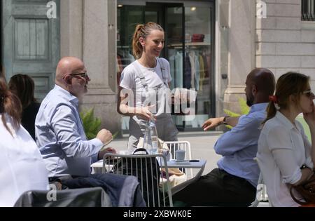 Bergame, Italie. 13 juin 2024. Profils les plus demandés : employés de restaurant, employés de comptoir et chefs. La demande s'est concentrée en Lombardie et dans des destinations touristiques comme les montagnes, les lacs et les villes. Crédit : Agence photo indépendante/Alamy Live News Banque D'Images