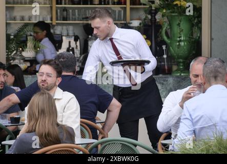 Bergame, Italie. 13 juin 2024. Profils les plus demandés : employés de restaurant, employés de comptoir et chefs. La demande s'est concentrée en Lombardie et dans des destinations touristiques comme les montagnes, les lacs et les villes. Crédit : Agence photo indépendante/Alamy Live News Banque D'Images