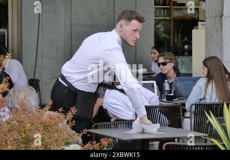 Bergame, Italie. 13 juin 2024. Profils les plus demandés : employés de restaurant, employés de comptoir et chefs. La demande s'est concentrée en Lombardie et dans des destinations touristiques comme les montagnes, les lacs et les villes. Crédit : Agence photo indépendante/Alamy Live News Banque D'Images