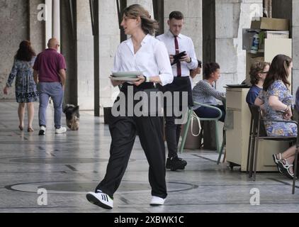 Bergame, Italie. 13 juin 2024. Profils les plus demandés : employés de restaurant, employés de comptoir et chefs. La demande s'est concentrée en Lombardie et dans des destinations touristiques comme les montagnes, les lacs et les villes. Crédit : Agence photo indépendante/Alamy Live News Banque D'Images