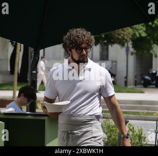 Bergame, Italie. 13 juin 2024. Profils les plus demandés : employés de restaurant, employés de comptoir et chefs. La demande s'est concentrée en Lombardie et dans des destinations touristiques comme les montagnes, les lacs et les villes. Crédit : Agence photo indépendante/Alamy Live News Banque D'Images