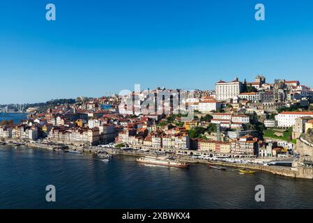 Porto, Portugal - 24 novembre 2023 : vue surélevée de la région de Ribeira le long du fleuve Douro à Porto ou Porto, Portugal Banque D'Images