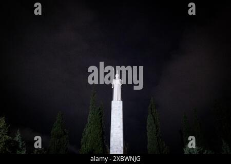 Vue nocturne d'une statue colossale d'Athéna Parthène, déesse de la guerre dans la mythologie grecque, à Athènes, capitale de la Grèce, le 10 janvier 2023. Vue de nuit Banque D'Images