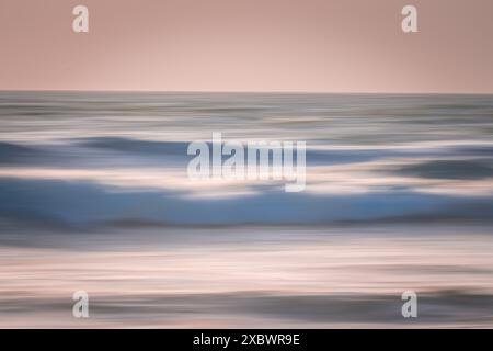 Coucher de soleil rose sur la mer abstrait. Paysage marin léger et doux, ciel clair en couleur rose, flou de mouvement, espace de copie pour le texte Banque D'Images