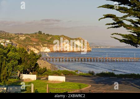 Avila Beach jetée, paysage et vue sur l'océan au coucher du soleil, côte centrale de Californie Banque D'Images