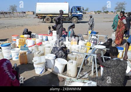 SOUDAN DU SUD, État du Haut-Nil, ville Renk, camp de réfugiés zéro pour les réfugiés de la guerre soudanaise, les gens attendent de l'eau potable / SÜDSUDAN, État du Haut-Nil, Flüchtlinge aus dem Sudan suchen Schutz vor dem Krieg, Flüchtlingslager camp zero BEI Renk, die Stadt liegt in der Nähe zur Grenze zum Sudan, Menschen warten auf sauberes Trinkwasser Banque D'Images