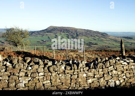 Ysgyryd Fawr, Skirrid Fawr, souvent juste Skirrid, est une aberration des montagnes noires à Bannau Brycheiniog, le parc national de Brecon Beacons Banque D'Images