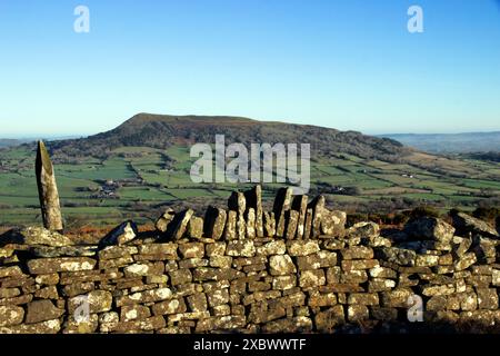 Ysgyryd Fawr, Skirrid Fawr, souvent juste Skirrid, est une aberration des montagnes noires à Bannau Brycheiniog, le parc national de Brecon Beacons Banque D'Images