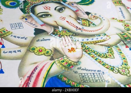 Viersen, Allemagne - 9 mai. 2024 : détail de la peinture indienne de Ganesha, la paume de la main bénissante, les récompenses madaka de Sadhana, les mantras sanskrit Banque D'Images