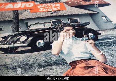 Viersen, Allemagne - 9 mai. 2024 : couverture du magazine allemand nostalgique Auto Motor Sport avec femme se maquille devant le cabriolet VW Beetle Banque D'Images