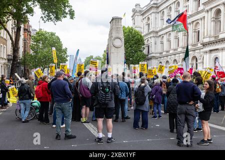 Londres, Royaume-Uni. 1er juin 2024. Des antiracistes assistent à une contre-manifestation à Whitehall appelée par Stand Up to Racism pour s'opposer à une manifestation de Tommy Robinson, l'ancien chef de la Ligue anglaise de défense, sur la place du Parlement. Crédit : Mark Kerrison/Alamy Live News Banque D'Images