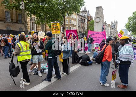 Londres, Royaume-Uni. 1er juin 2024. Des antiracistes assistent à une contre-manifestation à Whitehall appelée par Stand Up to Racism pour s'opposer à une manifestation de Tommy Robinson, l'ancien chef de la Ligue anglaise de défense, sur la place du Parlement. Crédit : Mark Kerrison/Alamy Live News Banque D'Images