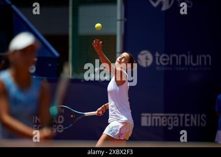 Yvonne Cavalle-Reimers d'Espagne en action lors du double match entre Yvonne Cavalle-Reimers et Leyre Romero Gormaz d'Espagne contre ALENA Banque D'Images