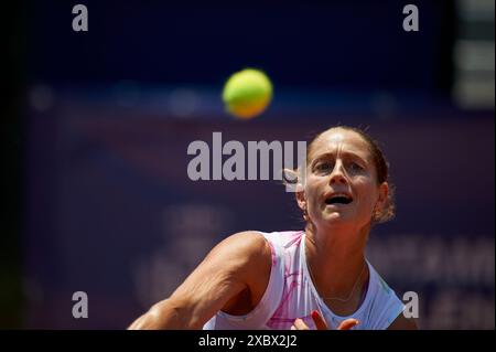 Yvonne Cavalle-Reimers d'Espagne en action lors du double match entre Yvonne Cavalle-Reimers et Leyre Romero Gormaz d'Espagne contre ALENA Banque D'Images