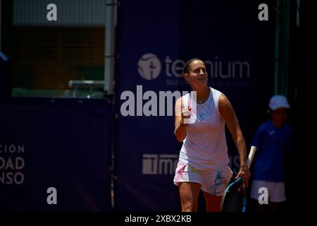 Yvonne Cavalle-Reimers d'Espagne en action lors du double match entre Yvonne Cavalle-Reimers et Leyre Romero Gormaz d'Espagne contre ALENA Banque D'Images