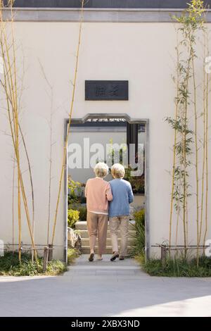 Amis seniors visitant un parc Banque D'Images