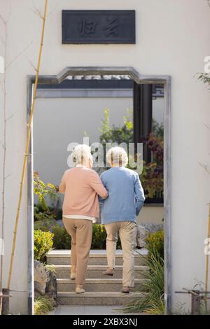 Amis seniors visitant un parc Banque D'Images