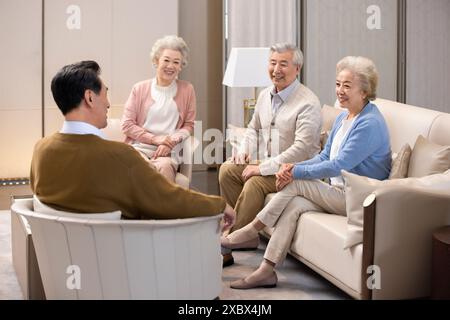 Groupe d'amis âgés passant du temps ensemble Banque D'Images