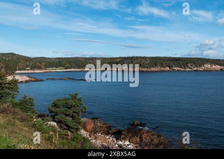 Vue panoramique d'une baie de l'île du Cap-Breton, le long du sentier Cabot, en Nouvelle-Écosse, Canada. Banque D'Images