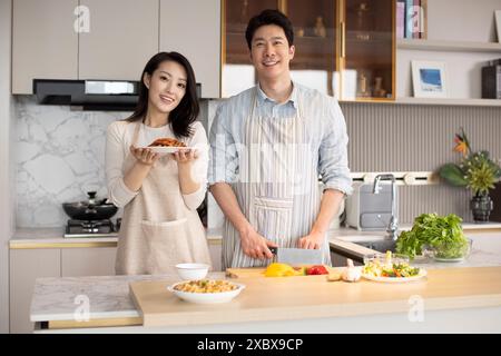 Couple cuisine dans la cuisine Banque D'Images