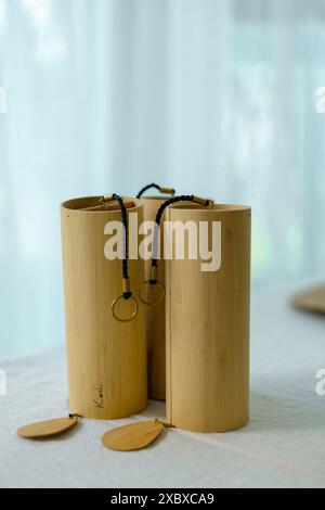 Musique du vent - cloches sons des éléments debout sur une table dans une pièce lumineuse Banque D'Images